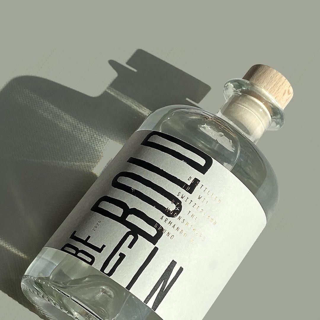 GFSmithpapers's tweet image. Black and gold hot foil applied to #ColorplanLabels for BE BOLD gin. Produced by Sonderegger AG and designed by Nicolas Zentner.