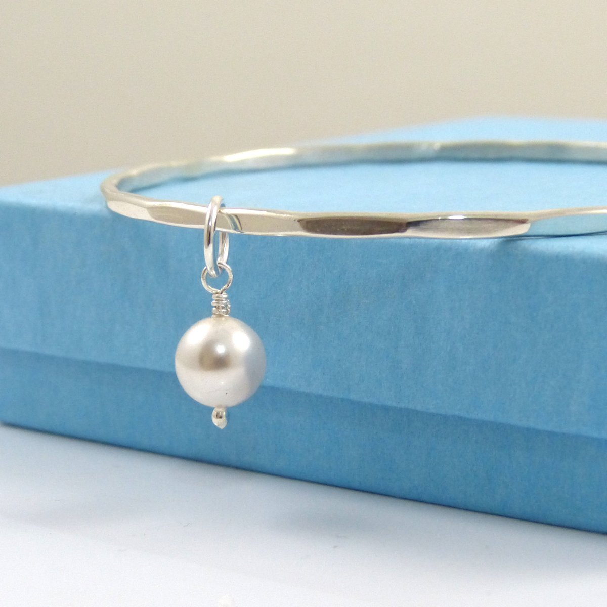 TheStrandline's tweet photo. Sterling Silver Pearl Bangle, Pearl Charm, Bracelet Bangle, SS Bangle, Silver Bangle, Hammered Bangle, Stacking Bangle, Charm Bangle https://t.co/OS8cOmnKFO #womaninbiz #thestrandline #giftideas #Northumberland #UKGiftAM #EarlyBiz #SolidSilverBangle https://t.co/rwN7UfzQR5