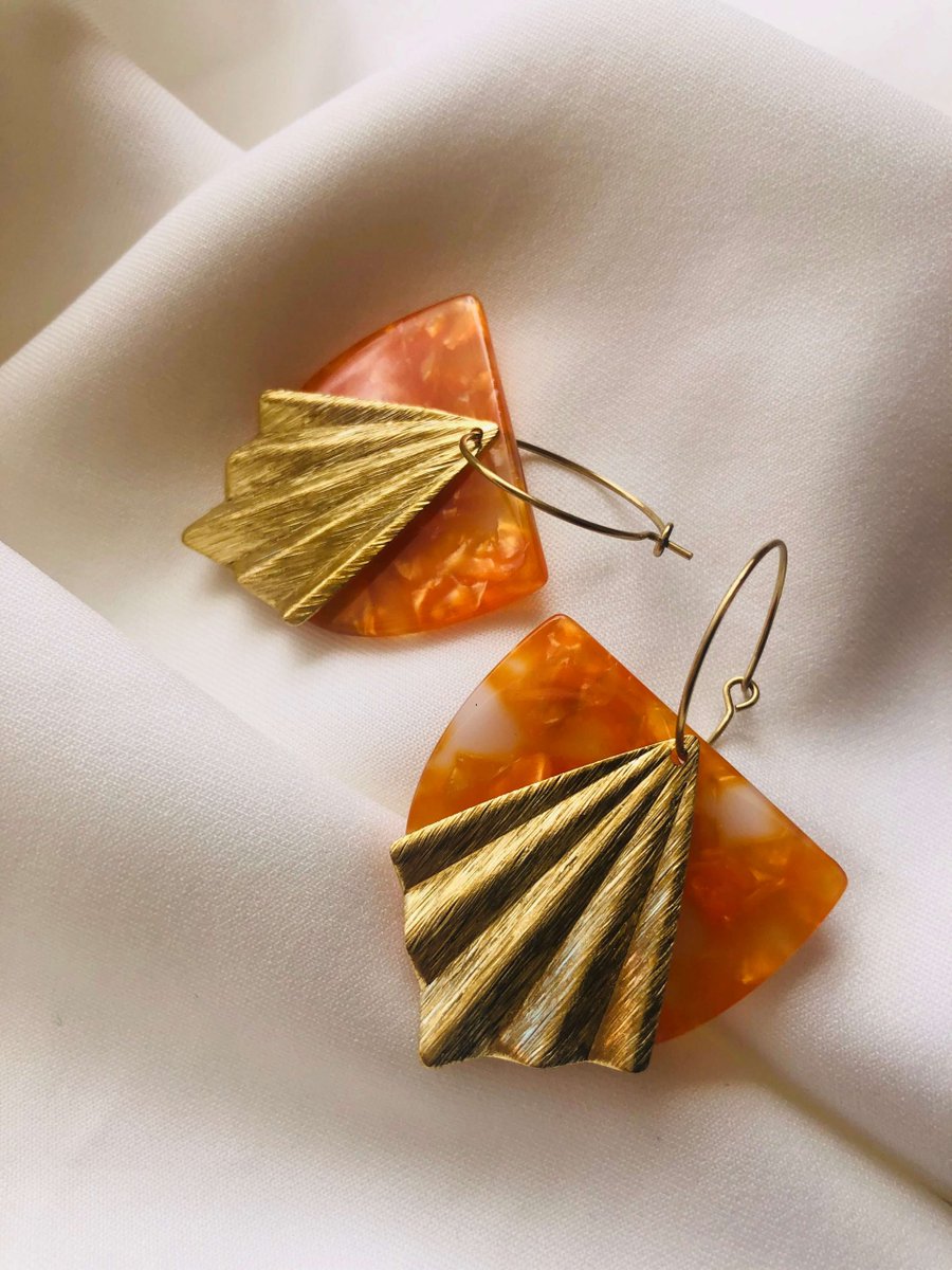 PurcuapaM's tweet photo. Hoy llega a #PurcuapàMagazine una marca de bisutería y joyería que nos ha enamorado: @StudioMua. 

Lo que más sorprende es lo estratégico e inteligente de sus piezas, en muchas ocasiones #multiuso.

Imperdible: https://t.co/1xd1alhgbz

#moda https://t.co/KaE8FXzSK8
