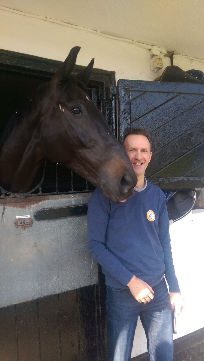 simonsanders1's tweet photo. Great days racing at #Sandown today, hoping a @sevenbarrows  fav #GoldPresent can win the Veterans chase. Best fresh, plus wind op may help him get home. He really is a star. https://t.co/eVqsDa2p4J