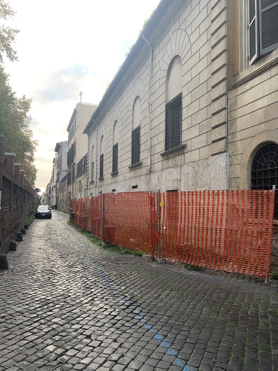 ReteArancione's tweet photo. A #Roma se dice che
“A via de la #Lungara ce sta ‘n #gradino
chi nun salisce quelo nun è #romano,
nun è #romano e né #trasteverino”
Ma indovinate chi ce sta pure a #viadellalungara? 🤪
#reginacoeli #romaarancione https://t.co/Wu75C3cbFx