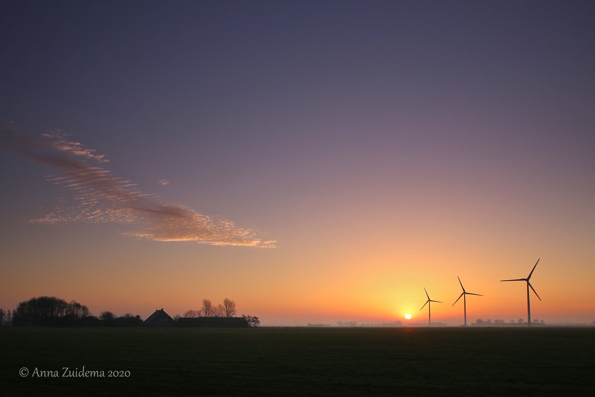 AnnaZuidema's tweet photo. Goedemorgen! @BuienRadarNL @Talpaweer #zonsopkomst #zon @Weerplaza @NOS #fryslân #friesland @OmropFryslan @pietsweer @WNLVandaag #dutch #sunrise_and_sunsets #pingjum #cornwerd #ijsselmeer #windmill #wind https://t.co/q6gCd95GEp