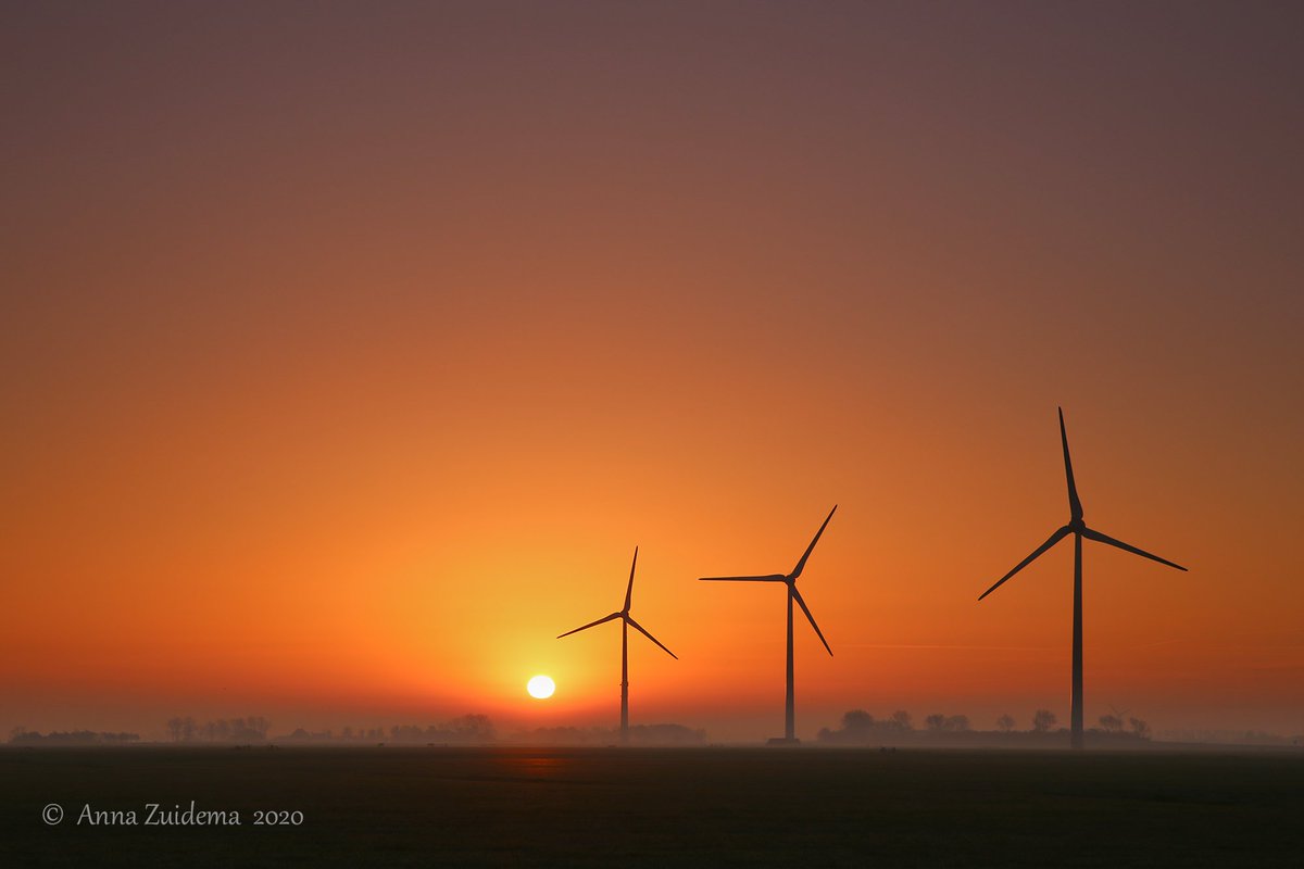 AnnaZuidema's tweet photo. Goedemorgen! @BuienRadarNL @Talpaweer #zonsopkomst #zon @Weerplaza @NOS #fryslân #friesland @OmropFryslan @pietsweer @WNLVandaag #dutch #sunrise_and_sunsets #pingjum #cornwerd #ijsselmeer #windmill #wind https://t.co/q6gCd95GEp