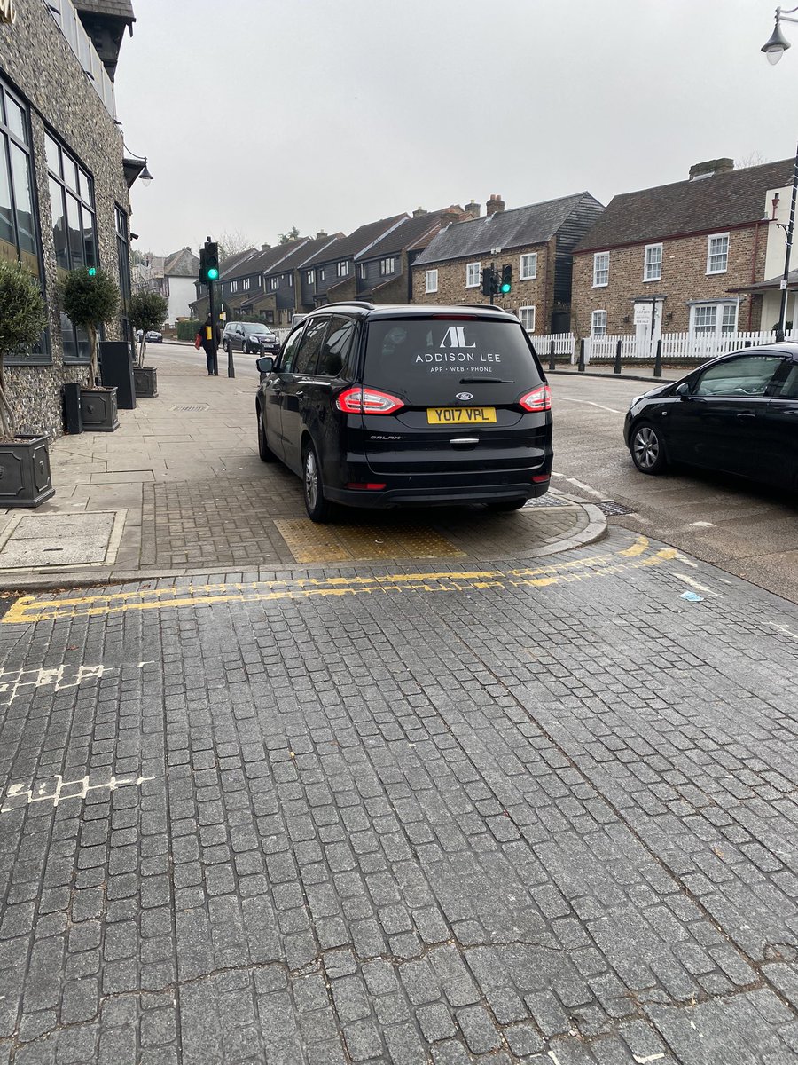 EvilBrainfish's tweet photo. @RedbridgeLive Please arranged or the bollards to be replaced outside Melin on Chigwell Rd. This pavement parking is dangerous to pedestrians @AddisonLeeCabs @RedbridgeBlue https://t.co/XtxWYFoosN
