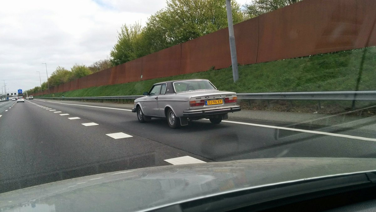 A3ano13's tweet photo. Een Volveau met een visje achterop. Saaier gaat het niet worden. Of wacht... Een coupé?????? Een zescilinder???? Zwart vynil dak??? Een 262???? Die mag wel bij de komjoenittie!!! @BNRpetrolheads https://t.co/0cZs3l1uVP
