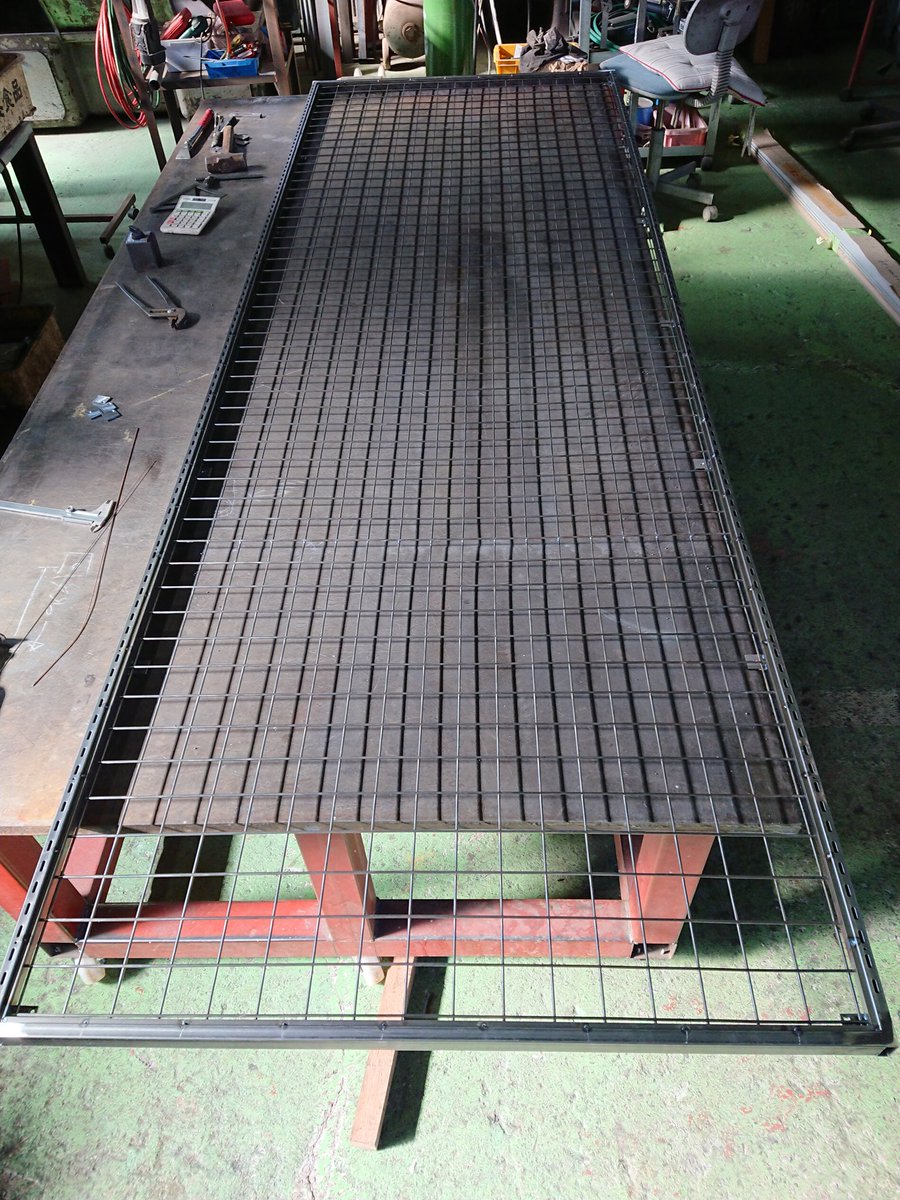 ItmTaka's tweet photo. メッシュ柱巻き製作
#メッシュ #柱巻き #スチール #角パイプ #店舗 #什器 #steel #mesh #tig #welding #tokyo https://t.co/ZvMd81GLbJ
