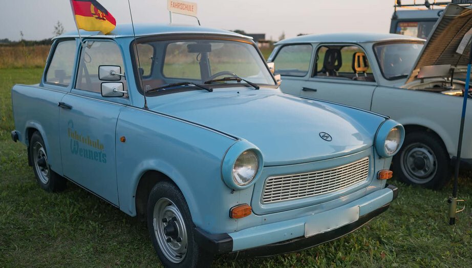 PongModels's tweet photo. @DRIVETRIBE Ein himmelblau Trabant 601 https://t.co/TuUl3BqhBr
