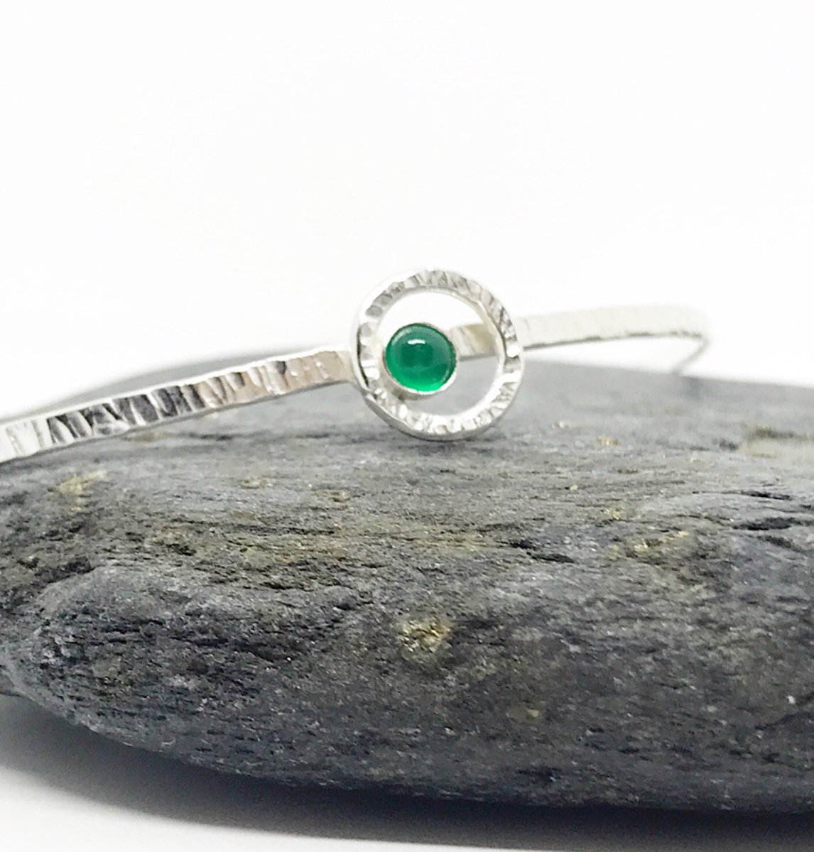 The green Onyx gemstone in this bangle from <a href="/ticketyboocoo/">the ticketyboo coo</a> is so pretty #UKGiftHour #UKGiftAM #tbch #crafttastic 
thebritishcrafthouse.co.uk/product/gemsto…