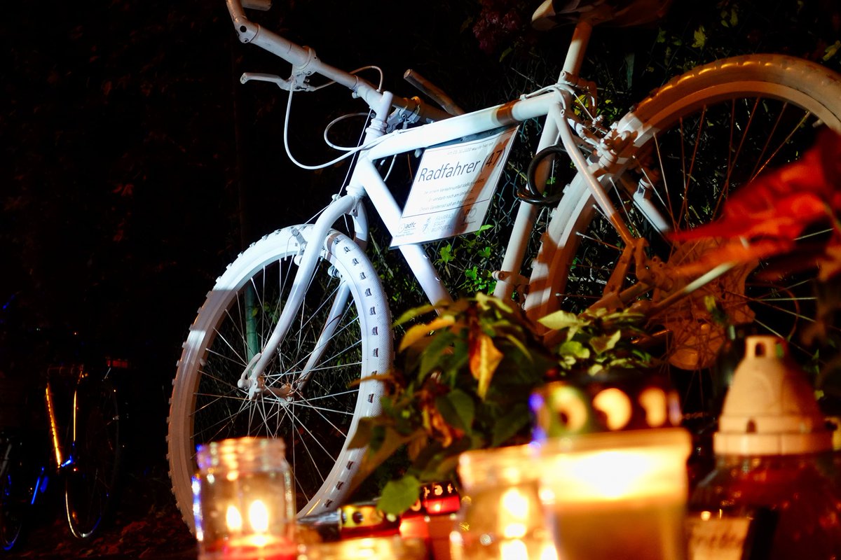 Ohne Worte - das #GhostBike, welches wir letzte Woche in Wuppertal-Oberbarmen aufgestellt haben wurde gestern geklaut. Augen offen halten und die Polizei informieren bei Sichtung!