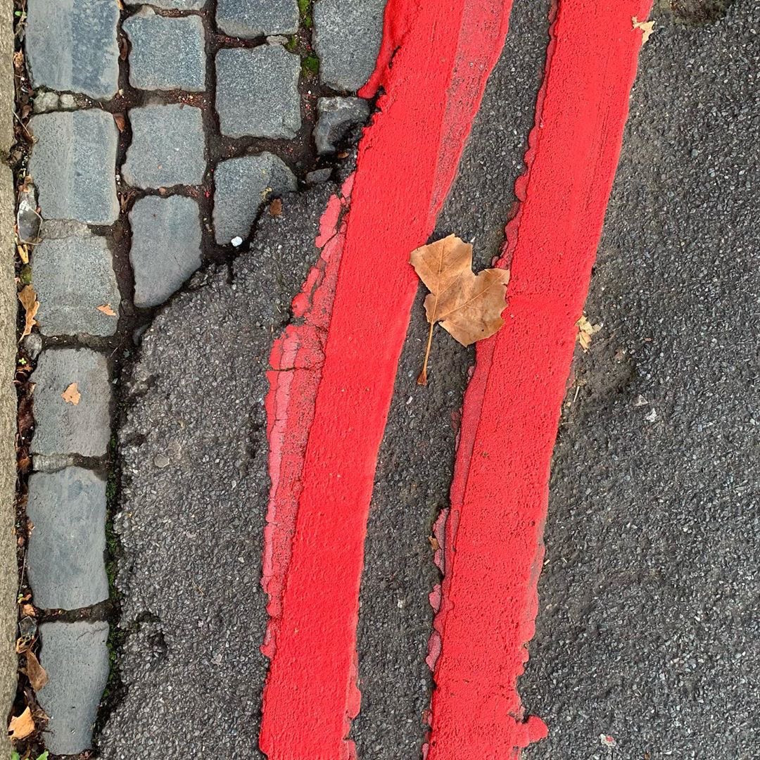 stars and new red stripes 
new tracks 
#onthestreets
a new chance for #americatogether

#doublereds #bluebricks 
 🍁 #autumnleaves 
#geometry #lines
#colourcombination 
#industrialcolour #colour 
#geometricspaces #space #spacebetween
#urbanexplorer
#placebasedartist 

#kbwoodnews