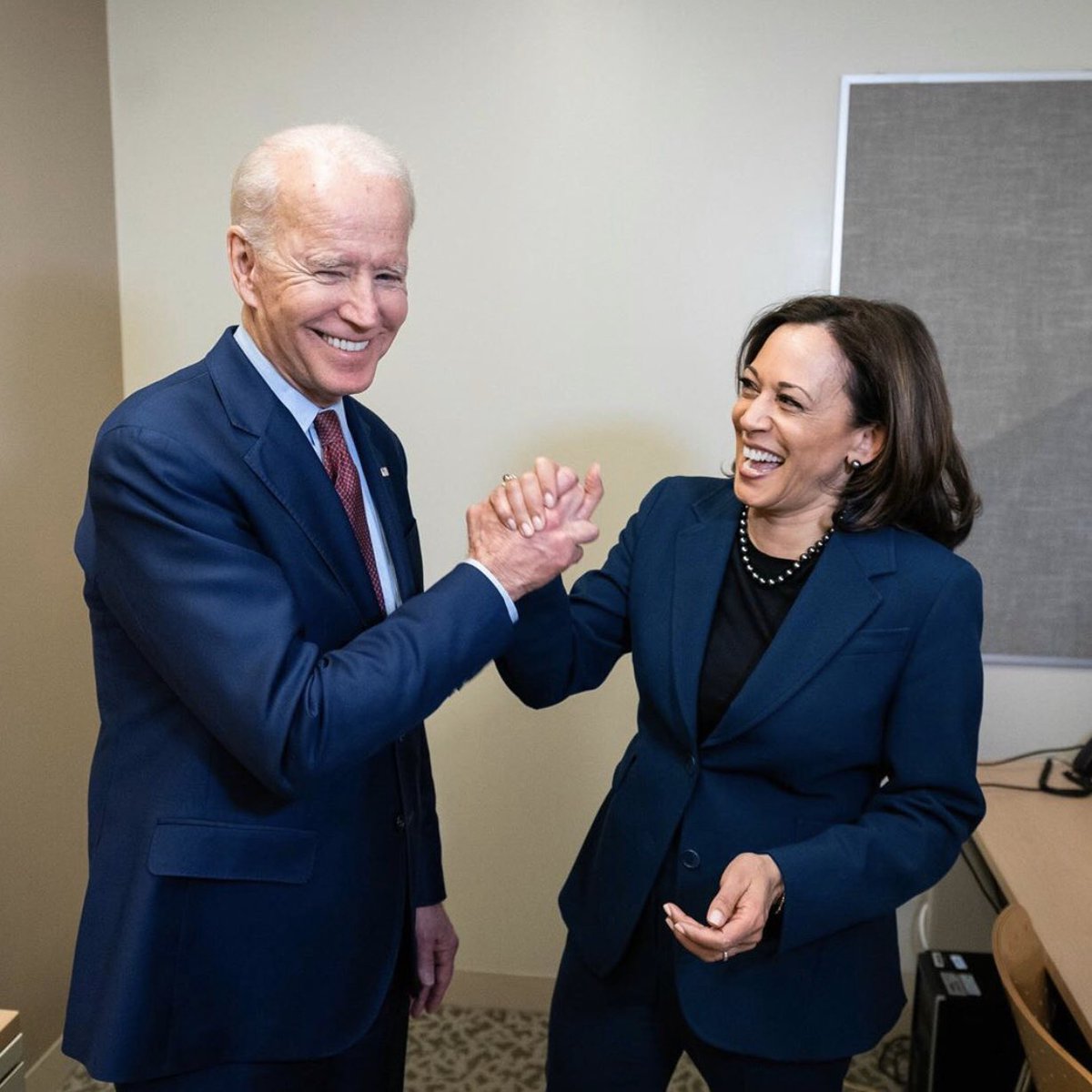 glitzmediaco's tweet photo. Kehadiran Kamala menjadi cahaya harapan bagi perempuan di dunia, bahwa gender tidak akan menghentikan langkah untuk mencapai mimpi. 

Once again, congratulation Biden-Harris! 🇺🇸
—
#kamalaharris #joebiden #bidenharris #vote2020 https://t.co/7hQmlO7nE1