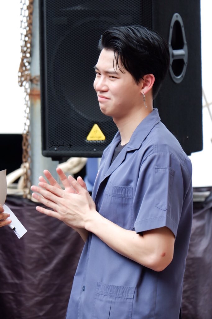 jorbor_jb's tweet photo. มีน้องยื่นสมุดให้เซ็น คุณเค้างอแงเพราะเซ็นไม่ได้ แส��ดีที่1เลย ❤️

ปล.งอแงเบอร์นี้อยากเซ็นแหละดูออก

@yinyin_anw 

#yinyin_anw 
#SWUOPH2020 https://t.co/jkq9dVpDMD
