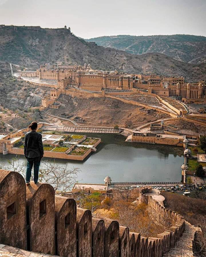 bakbakgirl_'s tweet photo. Ye nahi dekha to kya dekha....☺🤩🧡🤍🧡🤍🧡
#IncredibleIndia 🇮🇳 #Amer_fort #Jaipur https://t.co/XNXPUoQfFy