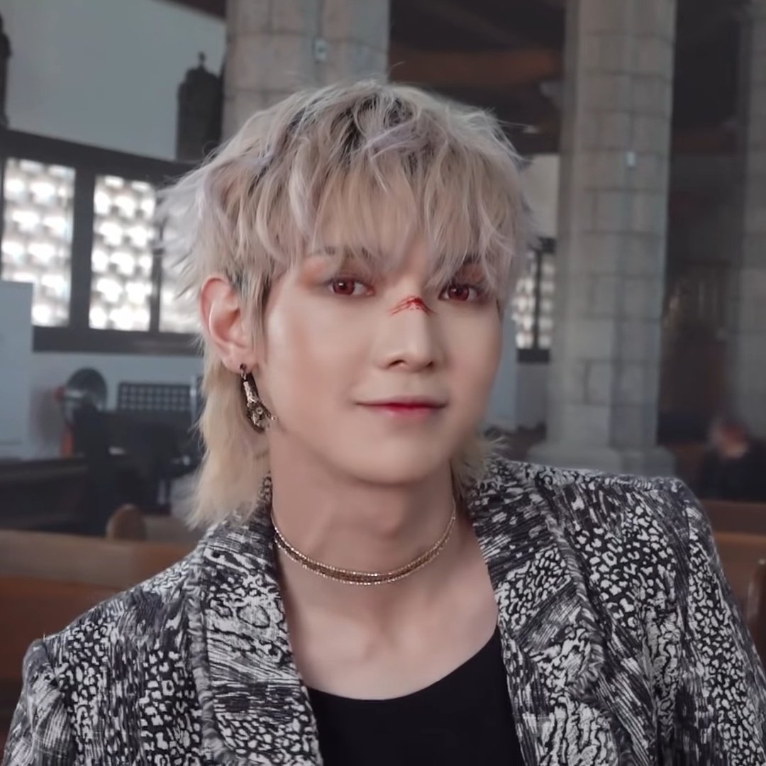 yuncrescent's tweet photo. im going to kith ur left n right cheekies, each 100 times https://t.co/d1CM35Wmrl