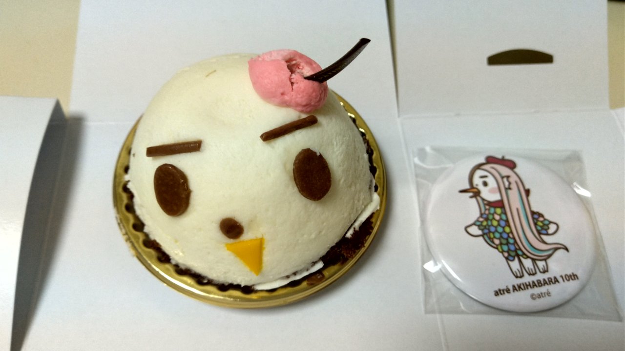 とみりん 秋葉原アトレ1階のキャトルで買ったトリのケーキいただきます トリビエ缶バッジ2個めゲット アトレのトリ アトレ秋葉原 10周年祭