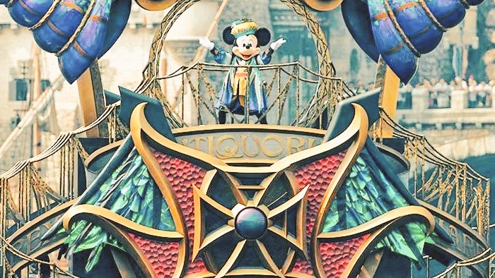 ラテン語さん در توییتر ディズニーパークではけっこうラテン語 が使われています 例えば昨年のシーのショー フェスティバル オブ ミスティーク のこのバージには 見えづらいですがラテン語で Rex Antiquorum Mare いにしえのものたちの王は海である と書かれ ラテン語さん در توییتر ディズニーパークではけっこうラテン語 が使われています 例えば昨年のシーのショー フェスティバル オブ ミスティーク のこのバージには 見えづらいですがラテン語で Rex Antiquorum Mare いにしえのものたちの王は海である と書かれ