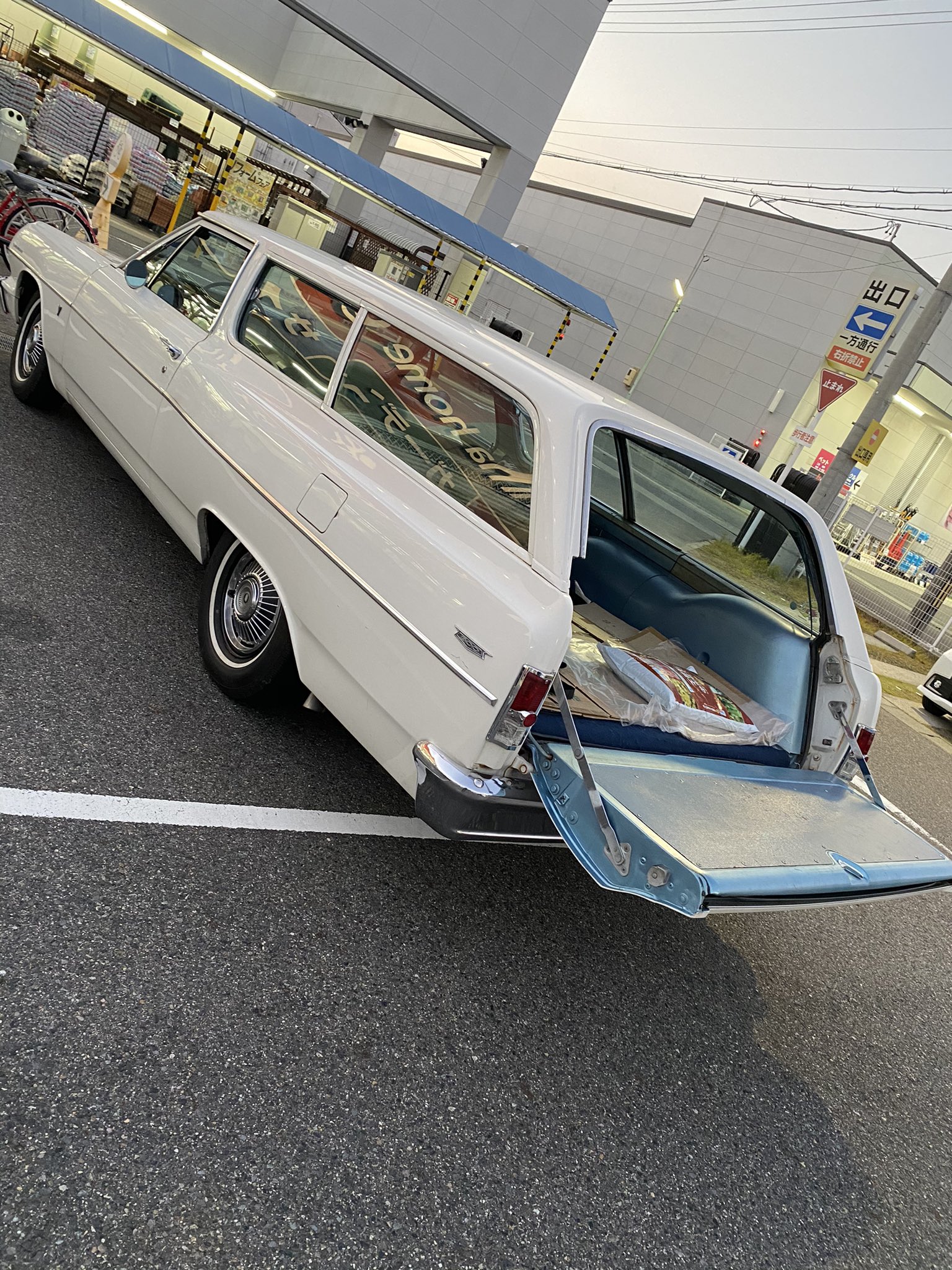 64ステーションワゴン 夕方 ママから頼まれて庭の土を買いにホームセンターへ カーマホームセンター アメ車で買い物 培養土 庭いじり シボレー 64シェベルワゴン マッスルカー Mooneyes Musclecar Classicchevy 64chevelle