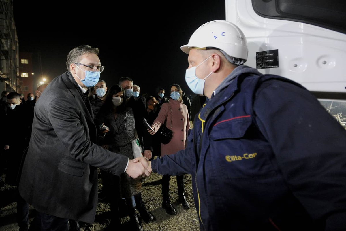 mitic_n's tweet photo. Koliko @avucic brine o građanima pokazao je i sinoć tokom obilaska radova na novoj kovid bolnici. Ujedno, apelujem na sve građane da nose maske i da drže socijalnu distancu! https://t.co/dYOEMllp27