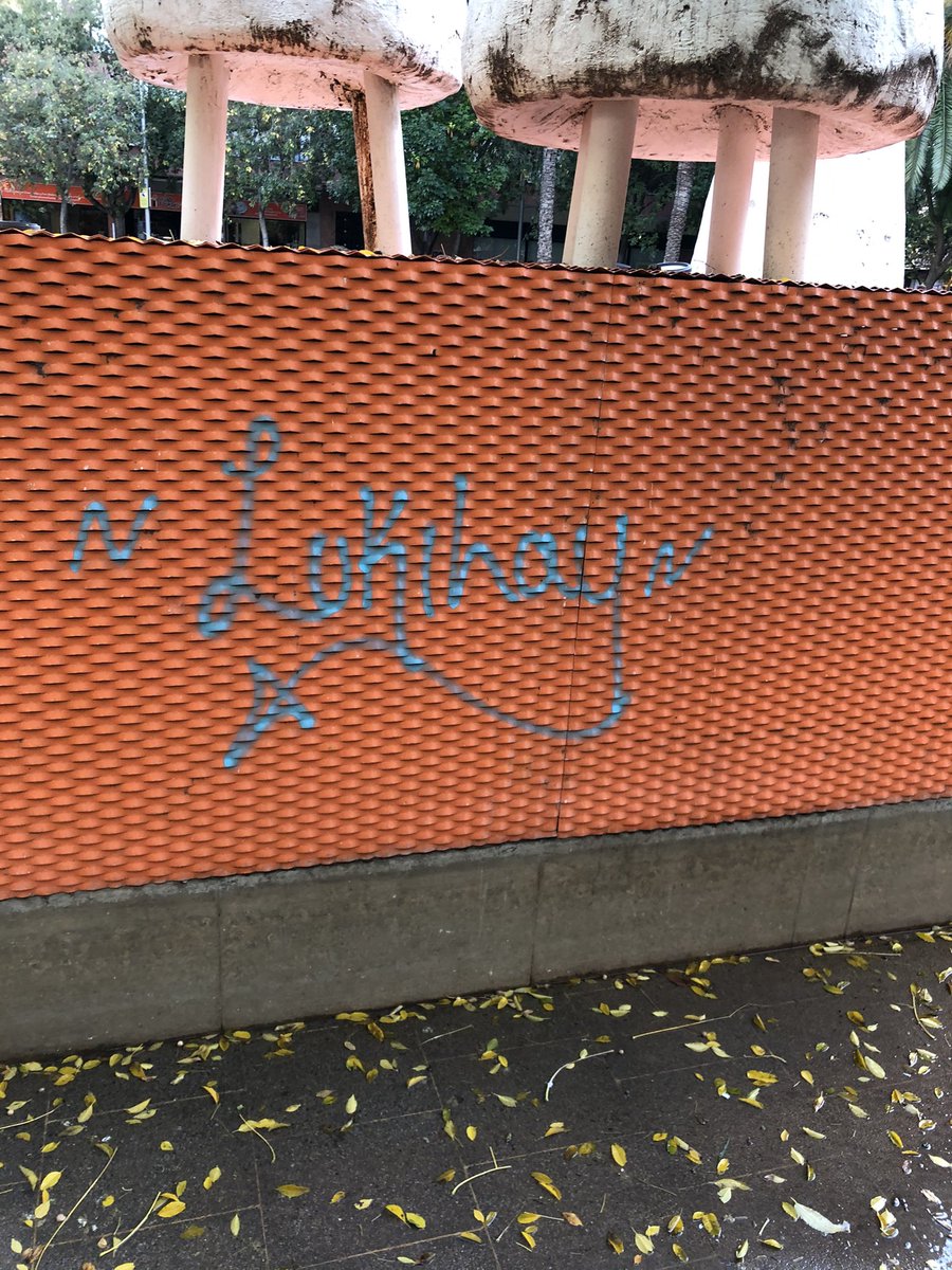 MontserratAmat's tweet photo. Plaza París un día cualquiera, suciedad, desperdicios, pintadas en el centro de Palma, y luego nos rasgamos las vestiduras cuando nos dicen que es una ciudad sucia @ajuntpalma @EMAYA_Palma @juliobastidag @UHmallorca @diariomallorca @Canal4Diario @actuavoxpalma https://t.co/8eisQ1pmPZ