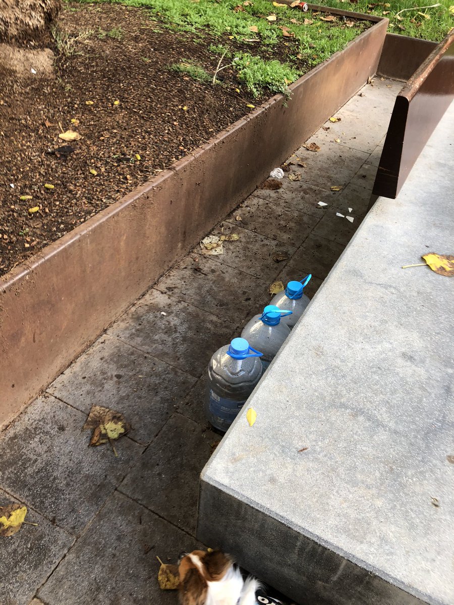 MontserratAmat's tweet photo. Plaza París un día cualquiera, suciedad, desperdicios, pintadas en el centro de Palma, y luego nos rasgamos las vestiduras cuando nos dicen que es una ciudad sucia @ajuntpalma @EMAYA_Palma @juliobastidag @UHmallorca @diariomallorca @Canal4Diario @actuavoxpalma https://t.co/8eisQ1pmPZ
