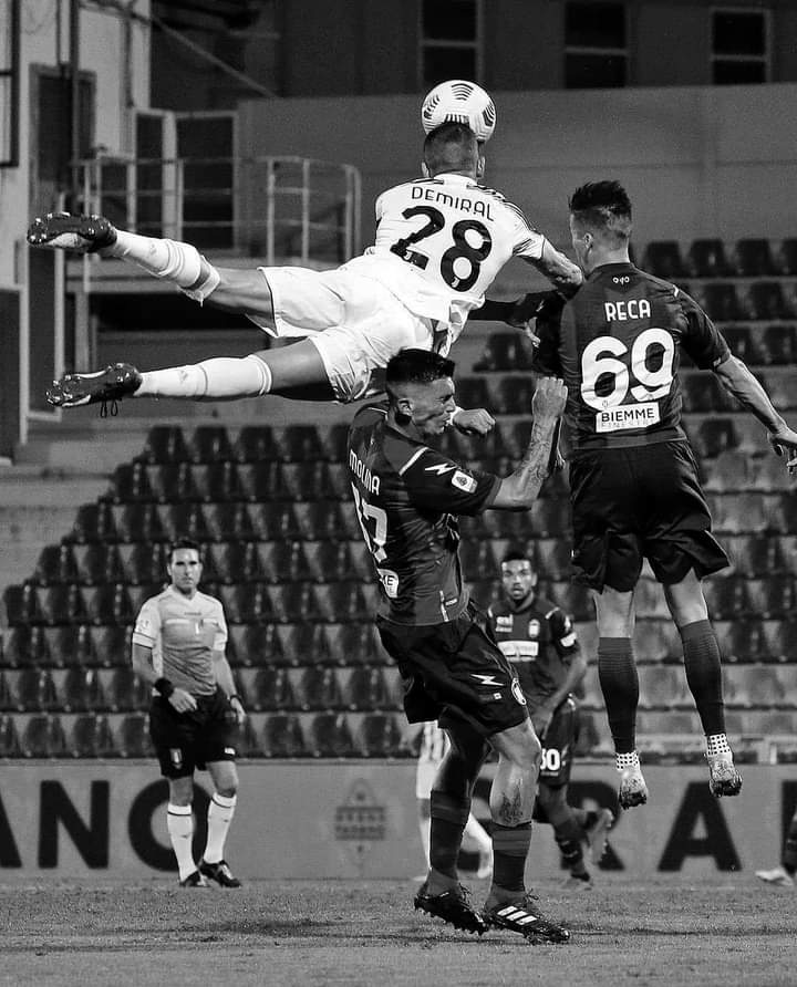 Laga lawan Lazio akan mjd laga penting bagi Demiral ,dia akan dimainkan sejak menit awal krn Chiellini sedang pemulihan dr cidera.
Demiral diharapkan bs menampilkan performa terbaiknya sblm persaingan bek di Juventus semakin ketat krn stlh jeda internasional De Ligt udh siap main