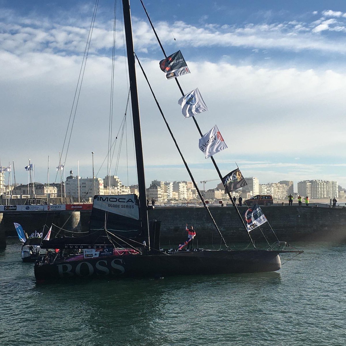 mcdupe's tweet photo. Descente sous le soleil des 33 skippers du Vendée globe - défilé magnifique dans le chenal des Sables - bon vent Mesdames et Messieurs !on va suivre quotidiennement votre belle aventure sur les mers du globe #F3PDL @F3PaysdelaLoire @VendeeGlobe https://t.co/fT1XmpuWXu