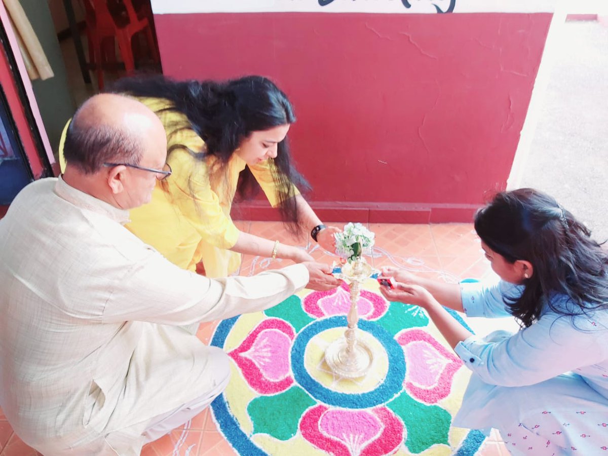 bharatyogaa's tweet photo. Acharya Pratishtha ji inaugurated #DeepawaliCelebrations by L'escalier_City_Of_Peace .
#Rangoli #CakeSharing #DiwaliFest2020 #IndiaMauritius #BharatYoga #Mokshayatan https://t.co/pujRhIh9SO
