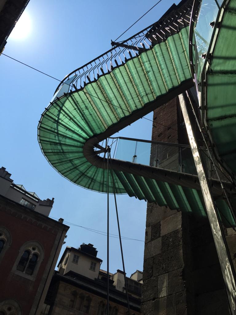 Escalera de vidrio laminar
arquitecturadc.es/?p=12191
Fotografías de Jose Vercher. #Milán (#Italia).
#barandilla, #estructura, #metálica, #peldaños, #vidrio, #escalera, #laminar, #arquitectura, #detalle.