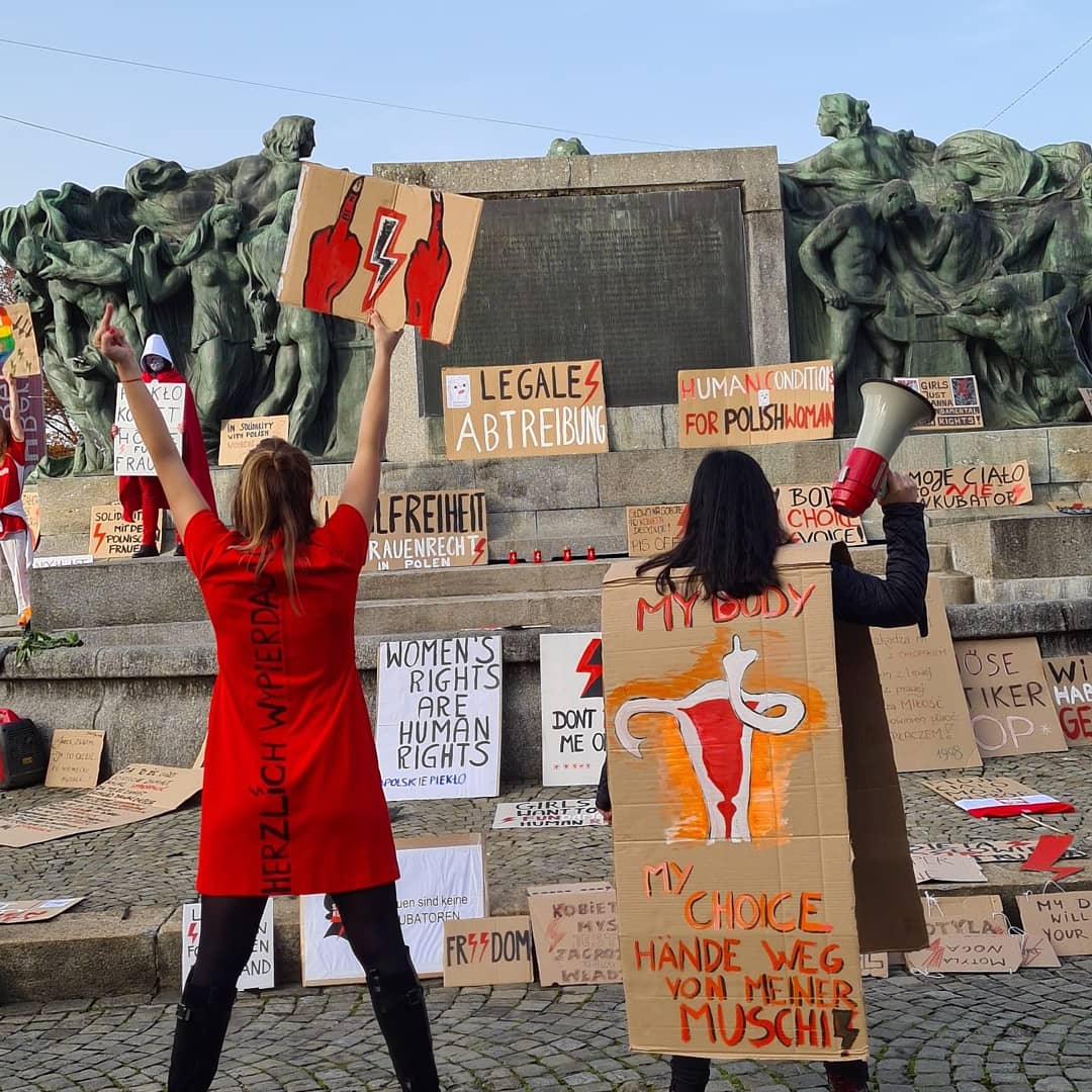 JUSO_BE's tweet photo. Gestern waren wir in Bern an der Solidemo mit dem polnischen Frauenstreik, die durch die feministische Gruppe Dziewuchy Szwajcaria organisiert wurde. 
OUR BODY OUR CHOICE! ✊♀️

#StrajkKobiet @dziewu https://t.co/1wYasgHq3J