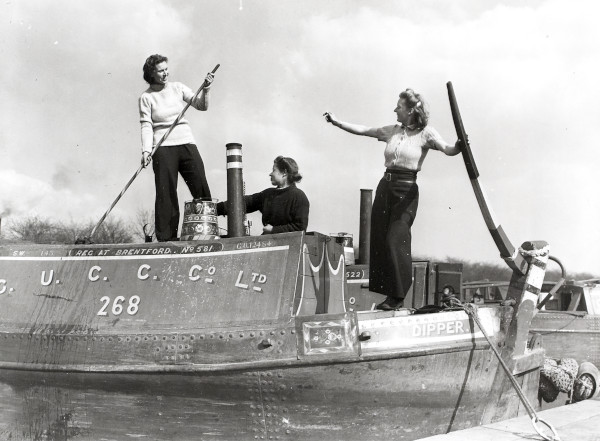 CanalRiverTrust's tweet photo. Today we will remember them #LestWeForget. Have you heard about the 'Idle Women'? They were the land girls of the waterways who worked on the canals to keep them operating during World World Two. Read about them here: https://t.co/bomxS3imtO https://t.co/RpazTLnq4k