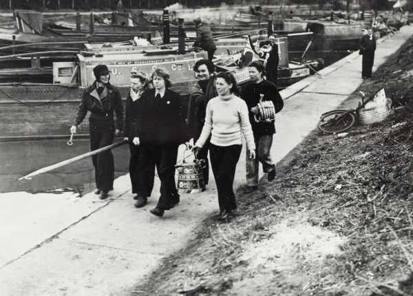 CanalRiverTrust's tweet photo. Today we will remember them #LestWeForget. Have you heard about the 'Idle Women'? They were the land girls of the waterways who worked on the canals to keep them operating during World World Two. Read about them here: https://t.co/bomxS3imtO https://t.co/RpazTLnq4k