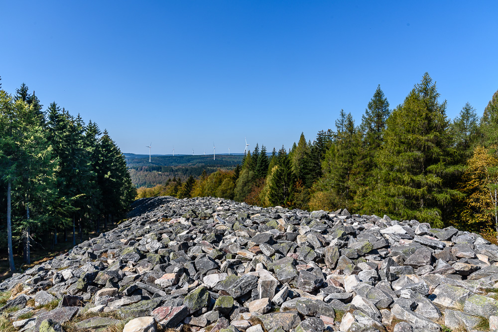 Eine der größten keltischen Befestigungsanlagen ist Ringwall von Otzenhausen im Norden des Saarlandes. 

#buntekarte #saarland #Ringwall #RingwallvonOtzenhausen #Kelten

buntekarte.de/der-keltische-…