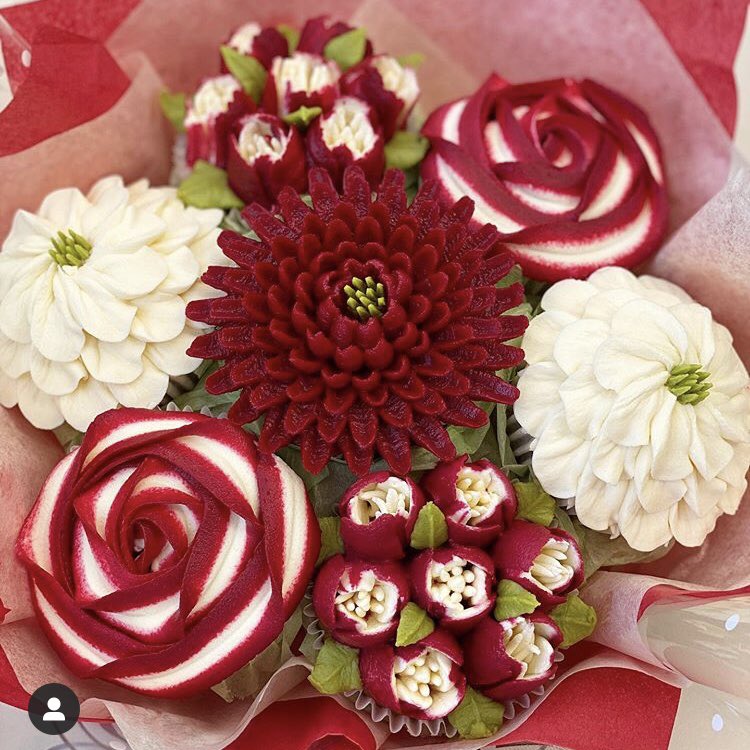 hijabihumaira's tweet photo. so I just discovered this baker who makes bouquets but they’re cupcakes and I’m OBSESSED 😍 https://t.co/FGTpNteBqm
