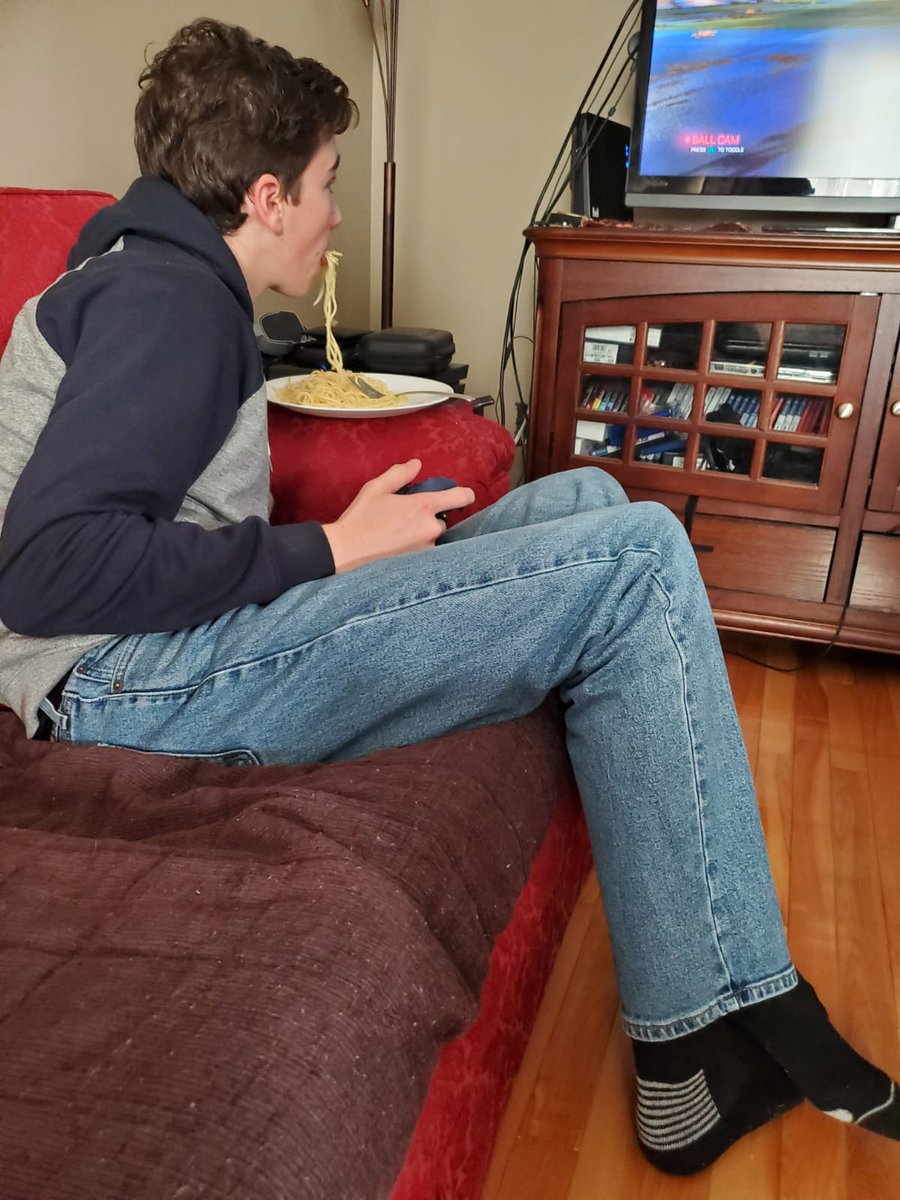 KimPossible1809's tweet photo. This shot let's me know why I am related to this multi tasker, eating, going to work shortly and playing his game. Brilliant! #Cousins #Canada #Noodles #LockdownCanada #Games https://t.co/iDqbqZL6To