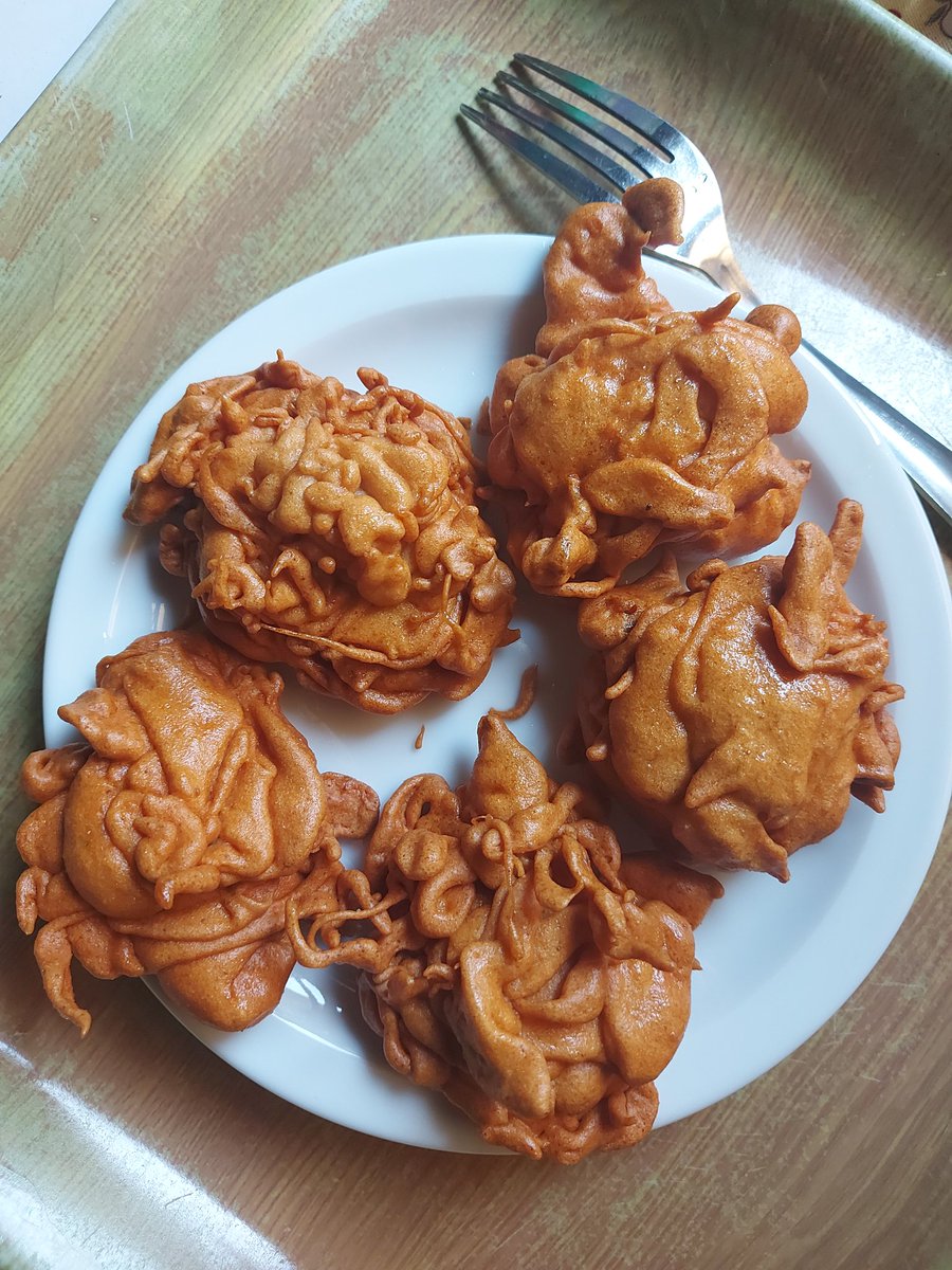 MMNPhoenix's tweet image. Akara be looking like Game of Thrones seat. #laylay #HolyGround