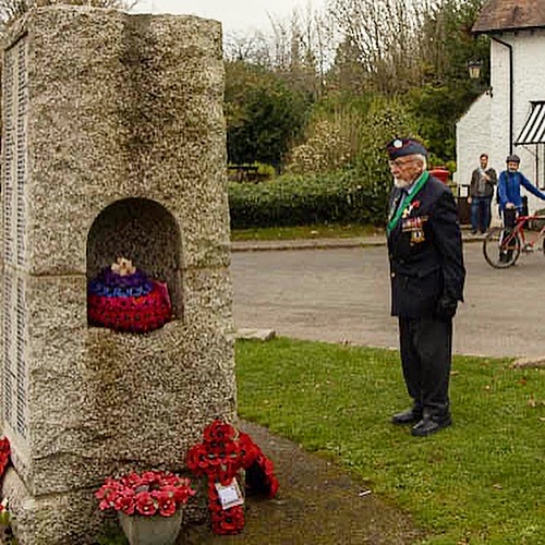 25thPurley's tweet photo. “At the going down of the sun, and in the morning. We will remember them.”

#RemembranceDay #Remember #WeWillRememberThem #RemembranceDay2020 #Purley #Woodcote #Coulsdon #Wallington #Croydon #Surrey #Poppy #Poppies https://t.co/JelYqh5D4X