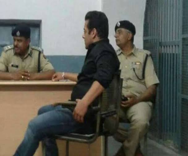 RMakrolia's tweet photo. दारू के नशे में गरीब लोगों को अपनी महंगी गाड़ी से कुचलने वाला आज तक खुला घूम रहा है।ओर ऐसे लोगो पर आवाज उठाने वाले को न्यायलय जेल में भेज रहा है।कानून का मजाक बन के रह गया है क्या कोई ऐसा ईमानदार जज नही है जो खुल के सही का साथ दे सके या सब पैसे के लिए अपना ईमान बेच चुके हैं #arnb https://t.co/nT7iy53jVN