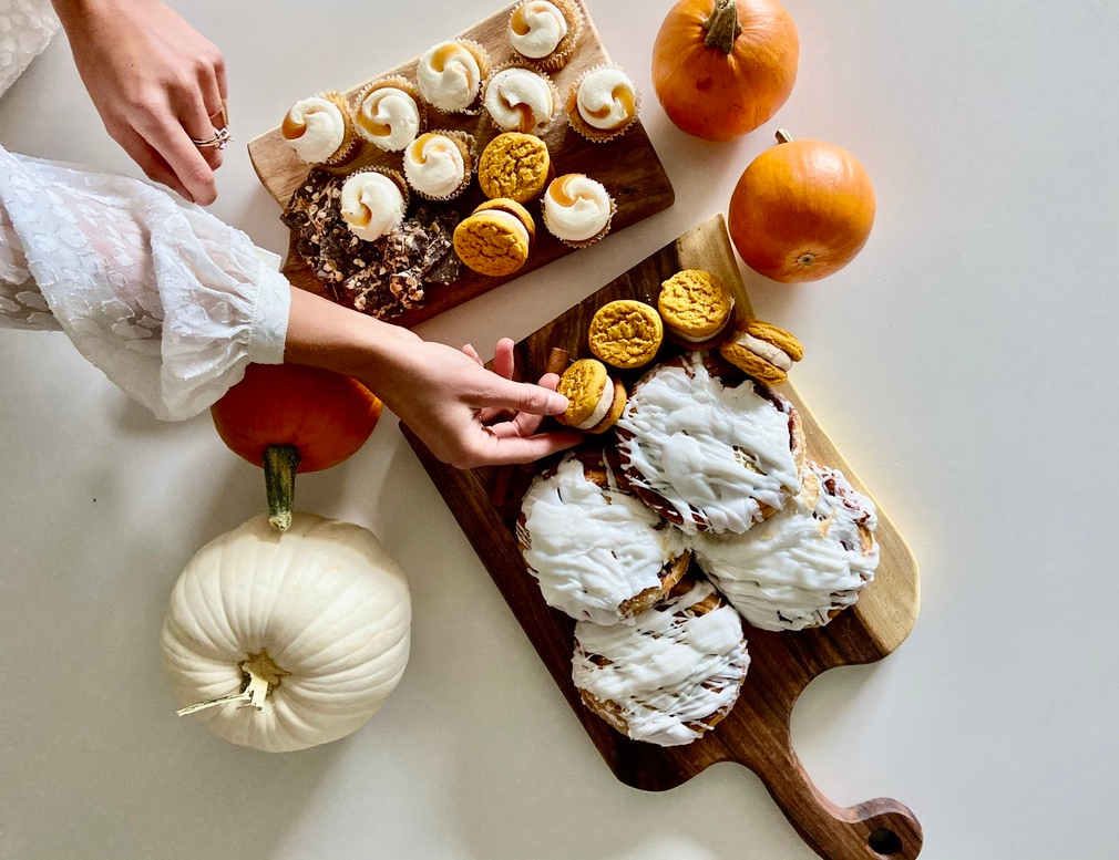 wrenhomeco's tweet photo. Decisions decisions...and not just which fall treat we want. Are you a fan of our small or medium East Asian Tuckahoe Boards?!
https://t.co/vcnzA14tvx
#notyourtypicalmonogram #cuttingboard #walnutboard #smallboard #mediumboard #servingboard https://t.co/3IP1EeEmIX