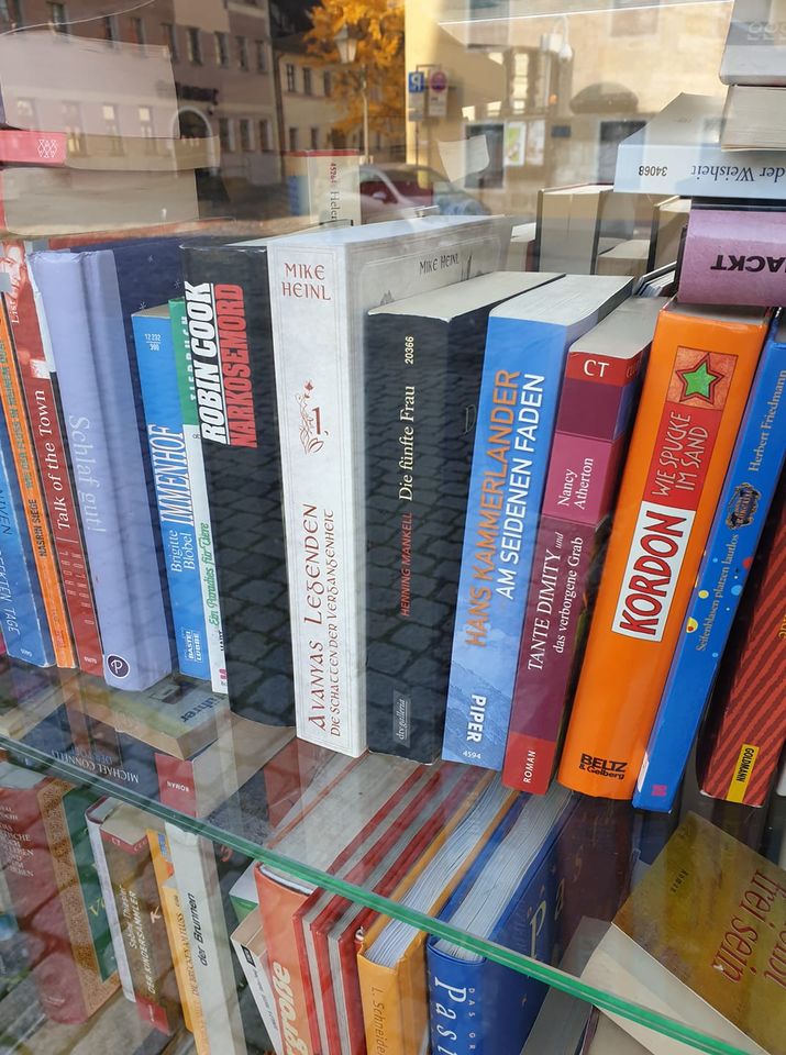 MikeHeinl's tweet photo. Heute habe ich mal wieder ein signiertes Exemplar meines Fantasyromans #AvanyasLegenden in den öffentlichen #Bücherschrank bei uns in @StadtAltdorf gestellt. 

Zwar kostet es mich immer ein bisschen was aber wenn sich andere an meinen Geschichten erfreuen, ist es mir das wert.🥰 https://t.co/x3AtHKWpfn