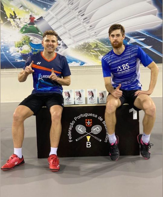 FFBaD's tweet image. Open du Portugal · Finales | 🏆 Victoire pour @BriceLeverdez1 dans le duel 🇫🇷-🇫🇷 face à @lucascorvee 21/10 21/12
🏆 Grosse perf pour le double LEVERDEZ/CORVÉE face aux jumeaux GRIMLEY 🏴󠁧󠁢󠁳󠁣󠁴󠁿 26/24 24/22 ⚡️
🥈 Léonice HUET termine à la 2ème place du podium. 10/21 11/21 face à JAQUET🇨🇭