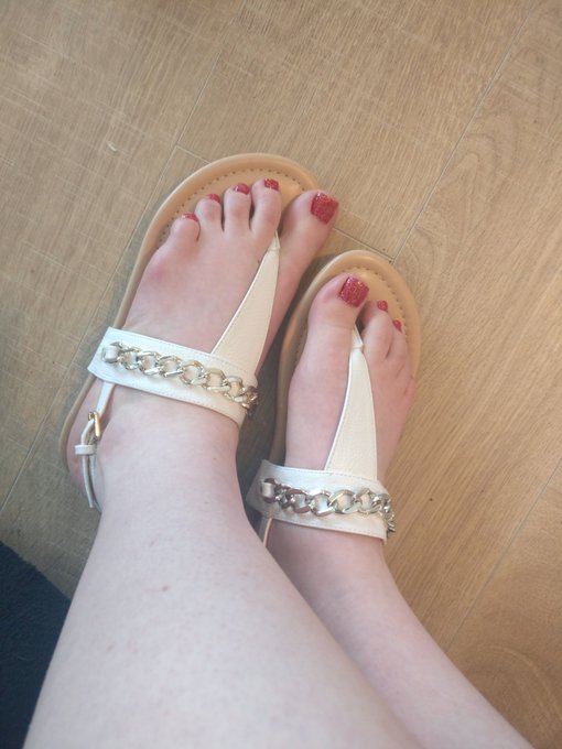 Today I am taking a foot photoset! This is exciting because: - commissions are always exciting - these