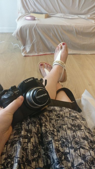Today I am taking a foot photoset! This is exciting because: - commissions are always exciting - these