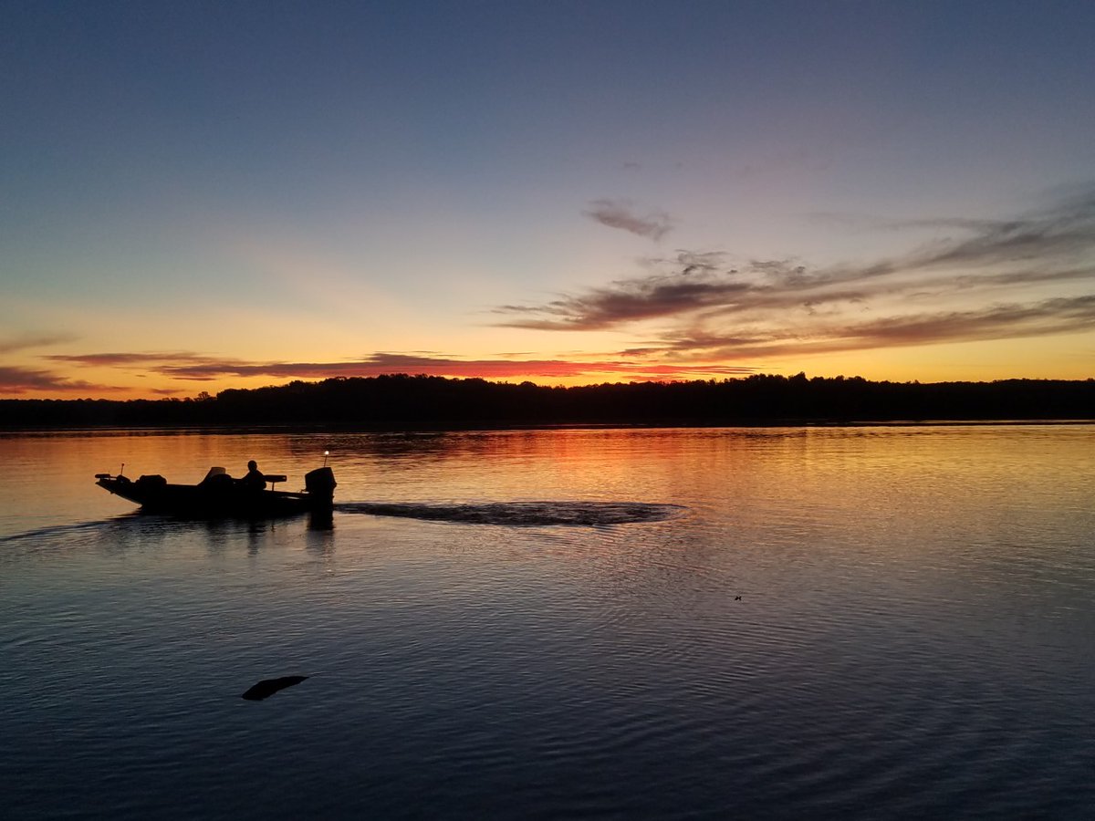 MaryJMays's tweet photo. Beautiful picture of Percy Priest from Bruce Heidorn! #PercyPriest #Nashville #TnWx #sunrise https://t.co/SjFJMSAxGH
