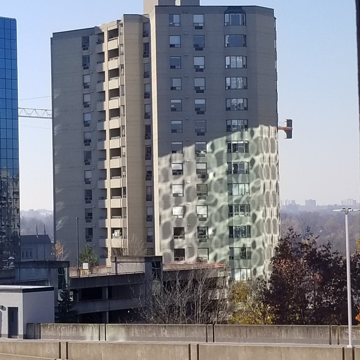 ontario_love's tweet photo. I love the reflection pattern on this building! It's do fluid throughout the day.
#ldnont
#downtown
#glassreflections
#patterns
#fall
#November https://t.co/qf47CT4VZr