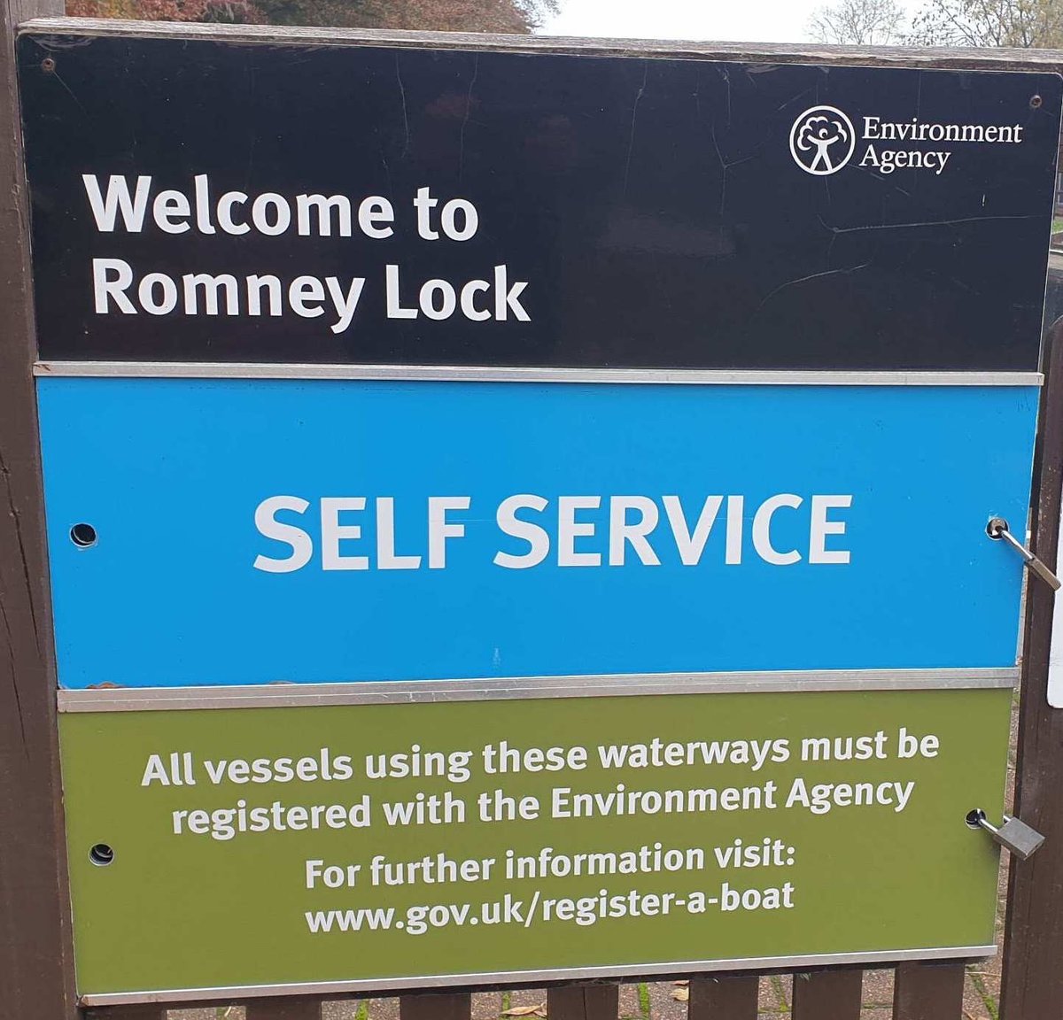 RomneyWeir's tweet photo. There's a boat going through my lock !  #Thames #boating #NoBoards #Windsor https://t.co/aXLd5roRRd