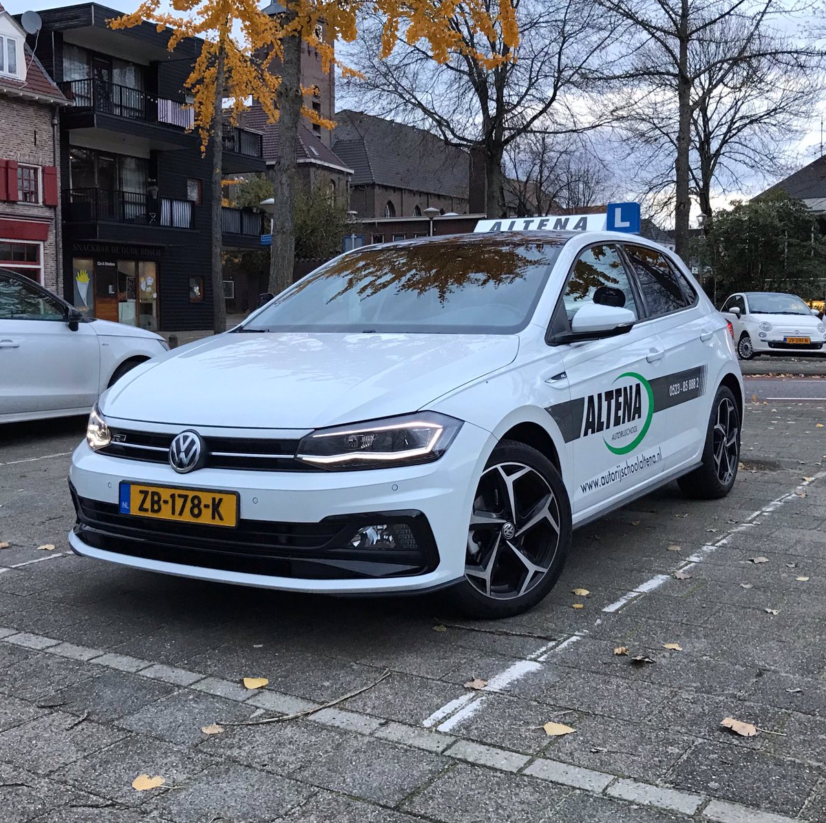 RijschoolAltena's tweet photo. Vooral veel kilometers deze week. Geslaagd examen, genieten van het mooie weer én met een schone #lesauto vliegtuigen kijken met mijn zoon!
#mijnweekin4fotos #rijles https://t.co/DHdEqNpdZM