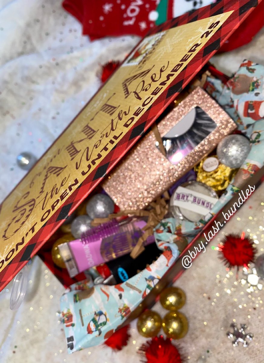 BrysBundlez's tweet photo. It’s that time of year again☃️ Check out our new “Santa Bundle” seasonal bundle ✨ This is only the begginging just to let you ladies know .. Bundle ONLY  20$$$ INCLUDES: pair of lashes, gloss, lash brush, undereye mask, lighter, 6 raw cones,Christmas socks, &amp; coconut lip scrubs! https://t.co/hfNousxnbX