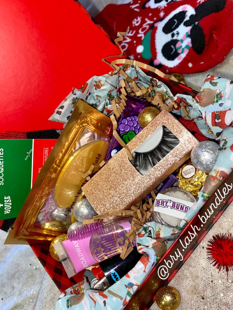BrysBundlez's tweet photo. It’s that time of year again☃️ Check out our new “Santa Bundle” seasonal bundle ✨ This is only the begginging just to let you ladies know .. Bundle ONLY  20$$$ INCLUDES: pair of lashes, gloss, lash brush, undereye mask, lighter, 6 raw cones,Christmas socks, &amp; coconut lip scrubs! https://t.co/hfNousxnbX