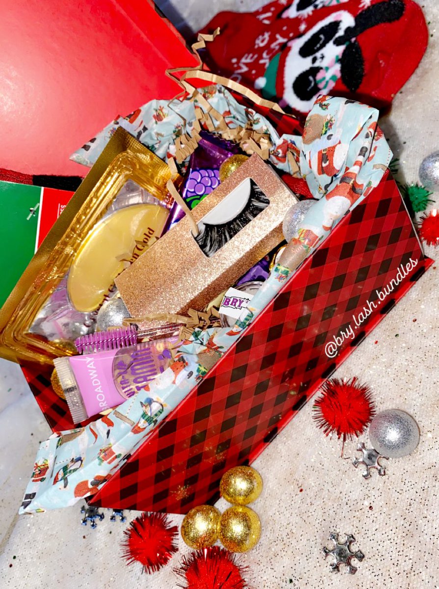 BrysBundlez's tweet photo. It’s that time of year again☃️ Check out our new “Santa Bundle” seasonal bundle ✨ This is only the begginging just to let you ladies know .. Bundle ONLY  20$$$ INCLUDES: pair of lashes, gloss, lash brush, undereye mask, lighter, 6 raw cones,Christmas socks, &amp; coconut lip scrubs! https://t.co/hfNousxnbX