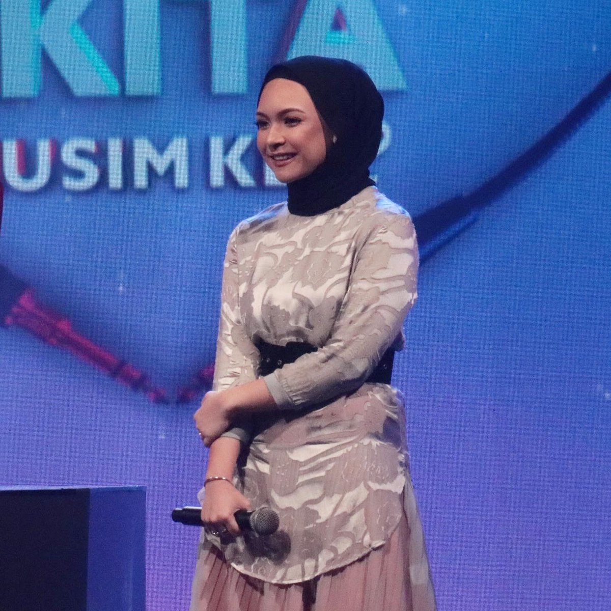 tv3malaysia's tweet photo. Selesai persembahan 3 pasangan antara #KaelEvie #TeamKaelEvie
#AmirBalqis #TeamAmirBalqis
#FatinAkmal #TeamFatinAkmal
Adakah cinta sudah mula berputik? β€οΈβ€οΈβ€οΈ #LaguCintaKita2
βΆοΈ Strim LIVE HD di https://t.co/qNQH40Ztfh https://t.co/yu3kgIS0l9